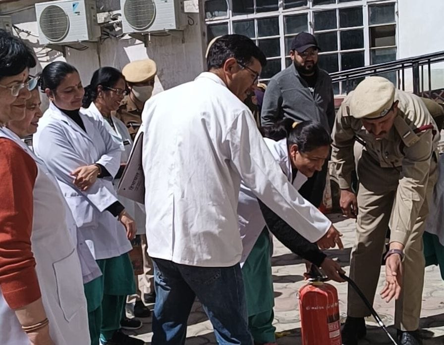 क्षेत्रीय अस्पताल में फायर इंस्टीगुइशर के बारे में स्टाफ को जानकारी देते हुए। संवाद क्षेत्रीय अस्पताल में फायर इंस्टीगुइशर के बारे में स्टाफ को जानकारी देते हुए। संवाद