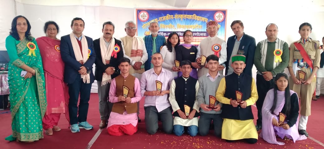 संस्कृत कॉलेज नाहन में वार्षिक समारोह के दौरान नृत्य पेश करती छात्राएं।