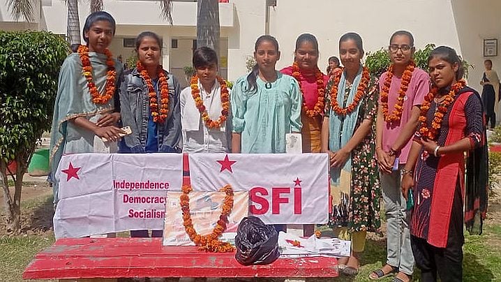 15जेएनडी11: सम्मेलन में भाग लेते हुए एसएफआई पदाधिकारी। स्रोत संगठन 15जेएनडी11: सम्मेलन में भाग लेते हुए एसएफआई पदाधिकारी। स्रोत संगठन