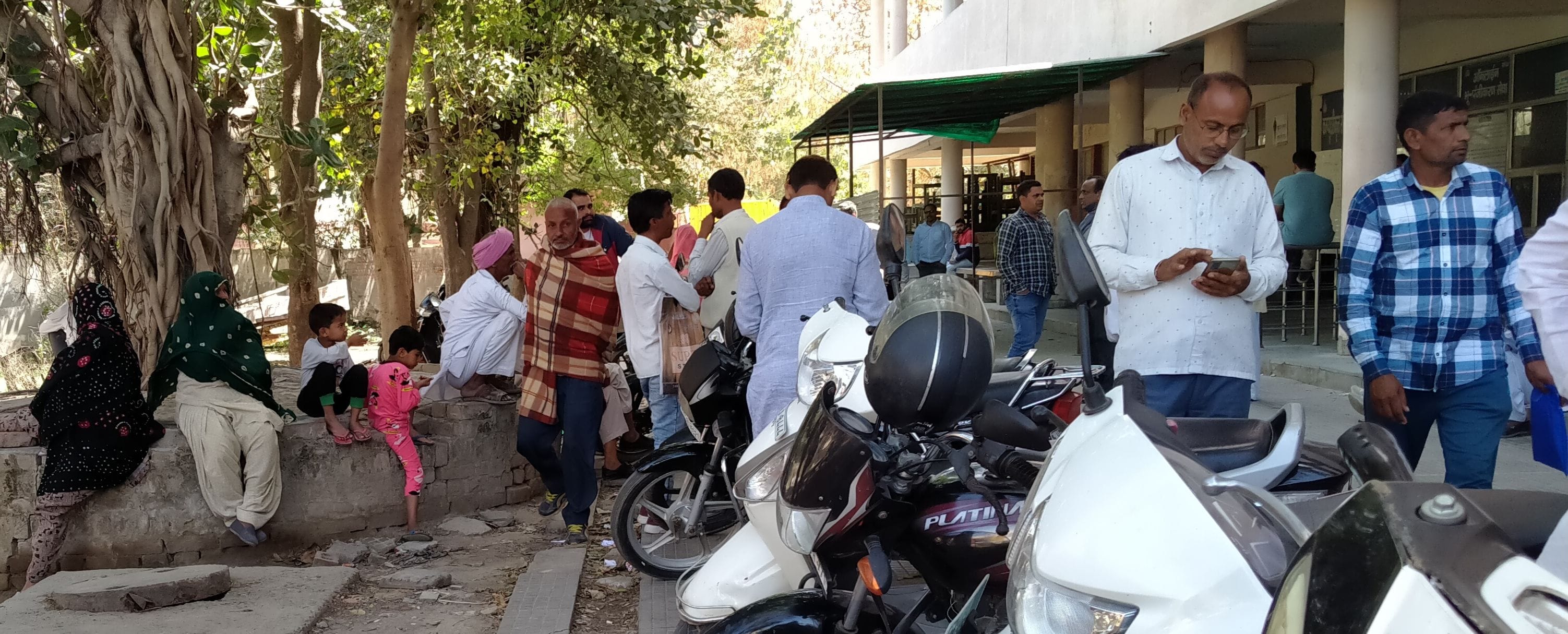 15जेएनडी12-तहसील कार्यालय के बाहर साइट चलने का इंतजार करते लोग। संवाद 15जेएनडी12-तहसील कार्यालय के बाहर साइट चलने का इंतजार करते लोग। संवाद
