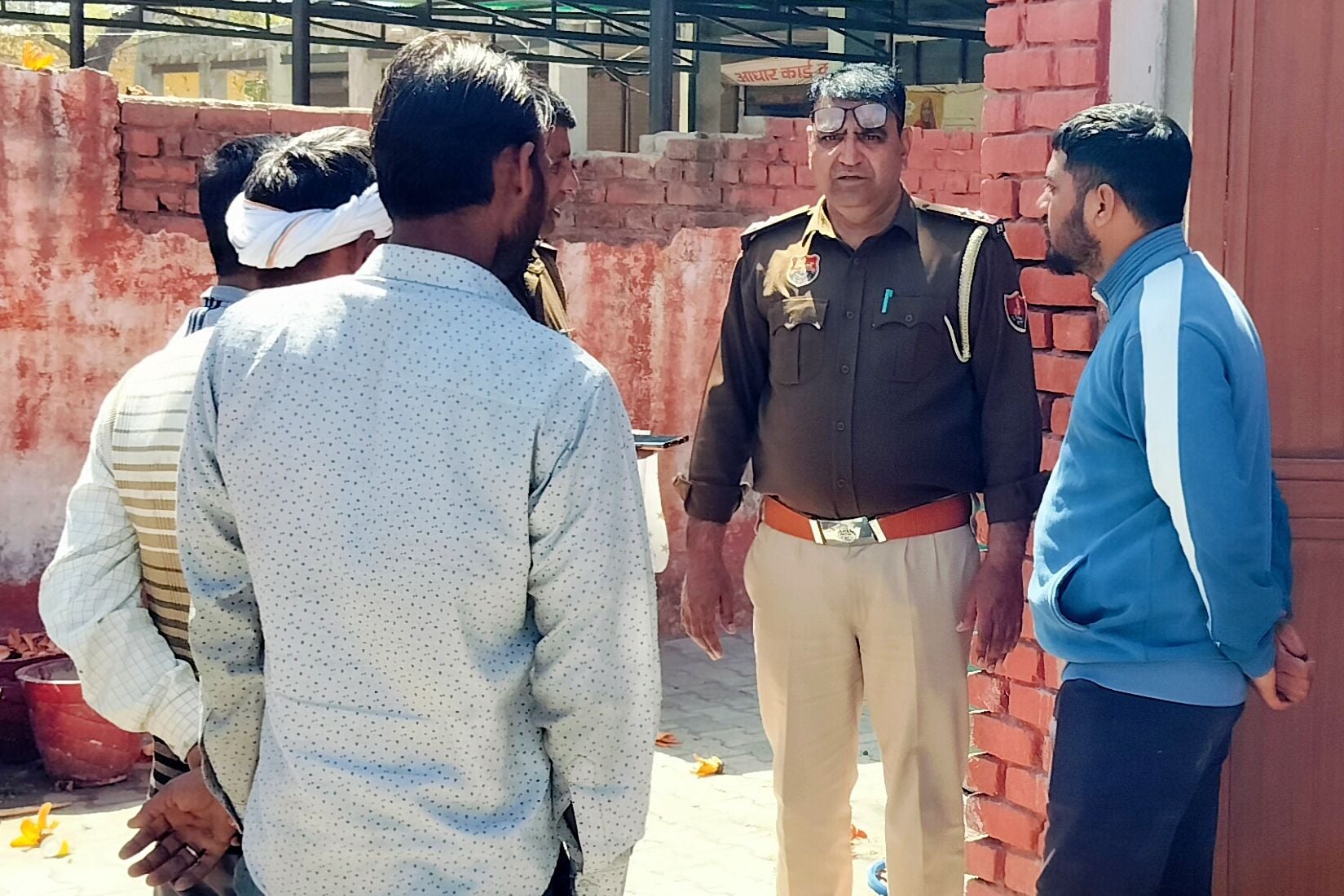 15जेएनडी17-नागरिक अस्पताल में परिजनों से बातचीत करती पुलिस। संवाद 15जेएनडी17-नागरिक अस्पताल में परिजनों से बातचीत करती पुलिस। संवाद