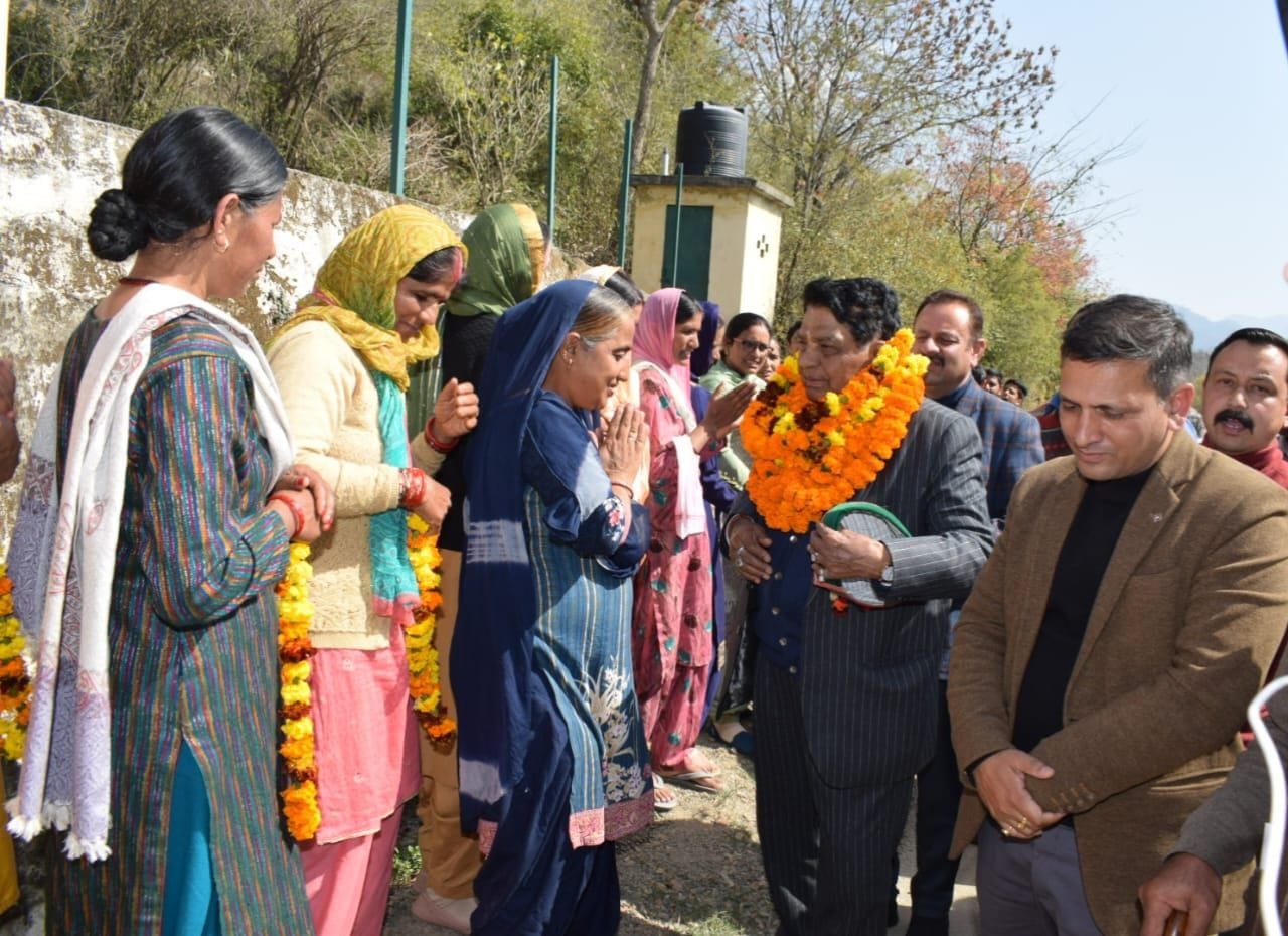 कंडाघाट में स्वास्थ्य मंत्री विकास कार्यों का शिलान्यास करते हुए। संवाद कंडाघाट में स्वास्थ्य मंत्री विकास कार्यों का शिलान्यास करते हुए। संवाद