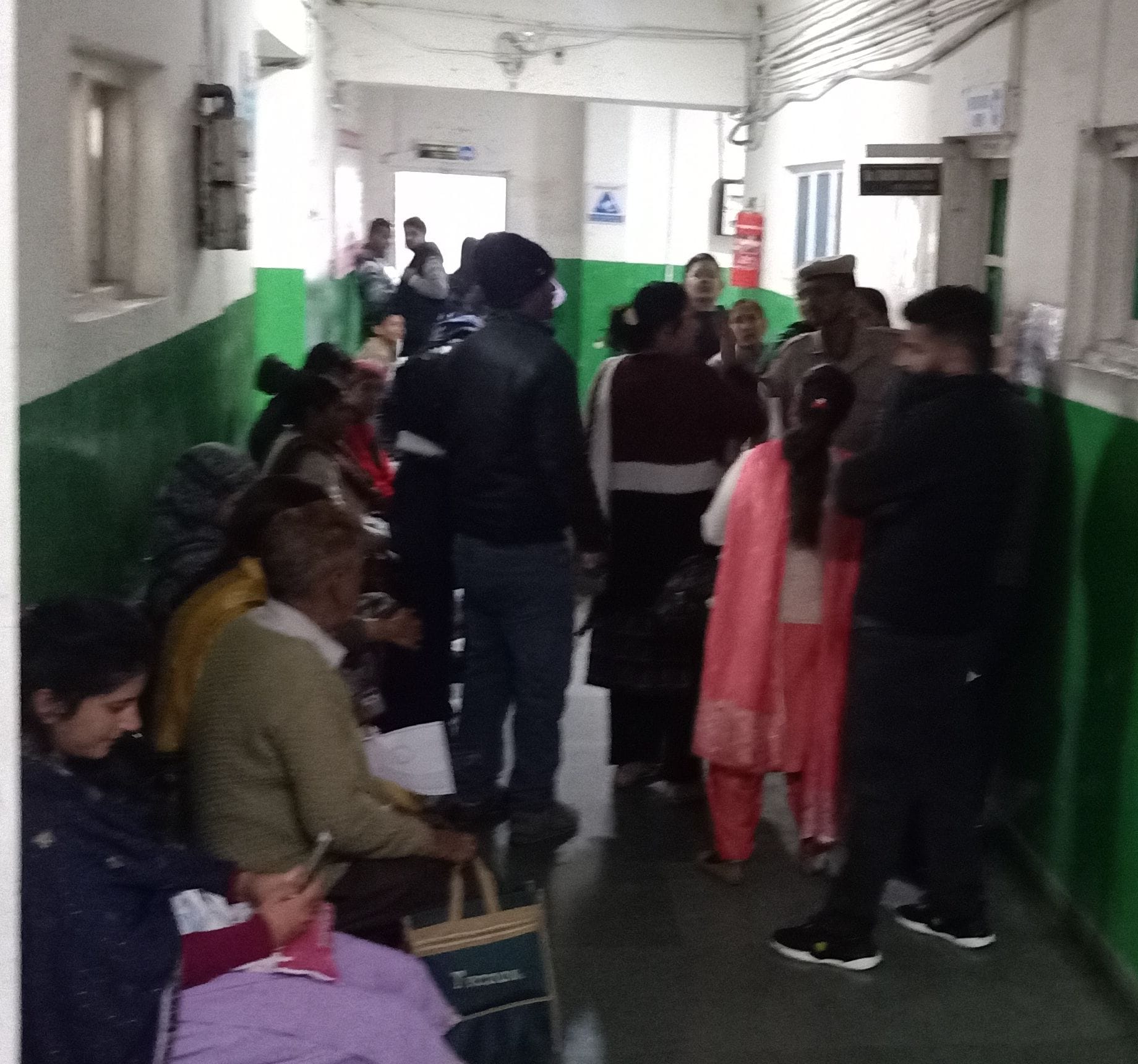 क्षेत्रीय अस्पताल की सरकारी और क्रस्ना लैब के बाहर मरीजों की लगी भीड़। संवाद क्षेत्रीय अस्पताल की सरकारी और क्रस्ना लैब के बाहर मरीजों की लगी भीड़। संवाद