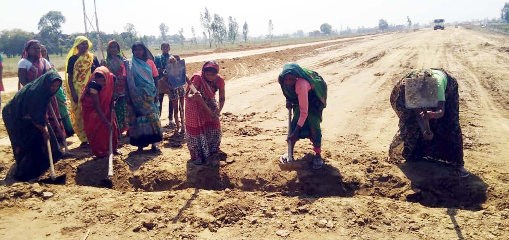 निर्माणाधीन बाईपास पर डंपर रोके खड़ी गांव अनंतापुर की महिलाएं। संवाद निर्माणाधीन बाईपास पर डंपर रोके खड़ी गांव अनंतापुर की महिलाएं। संवाद