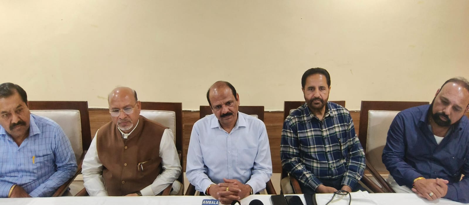 ऑल हरियाणा पेट्रोलियम डीलर एसोसिएशन के पदाधिकारी व सदस्य बैठक करते हुए। संवाद