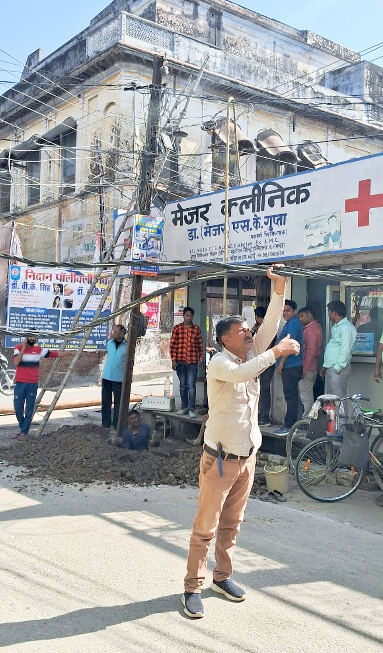 पथिक चौक पर चल रहा बिजली का खंभा लगाने का कार्य। संवाद पथिक चौक पर चल रहा बिजली का खंभा लगाने का कार्य। संवाद
