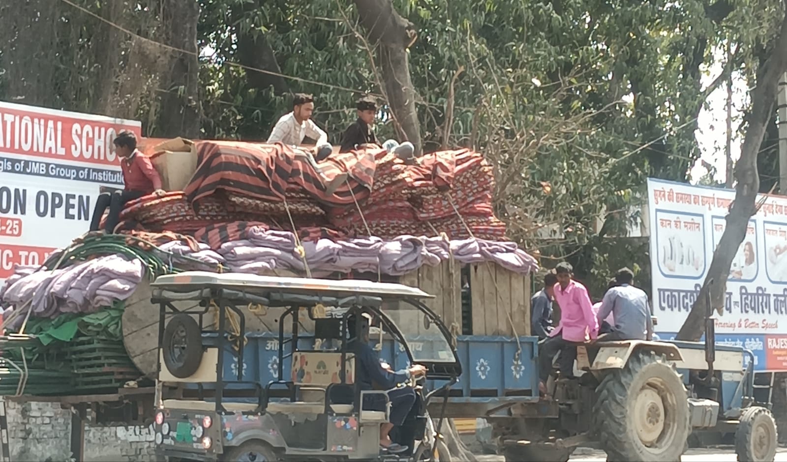 शहर के गौहनिया चौराहे से ट्रैंक्टर ट्राली पर बैठकर जाते लोग । संवाद