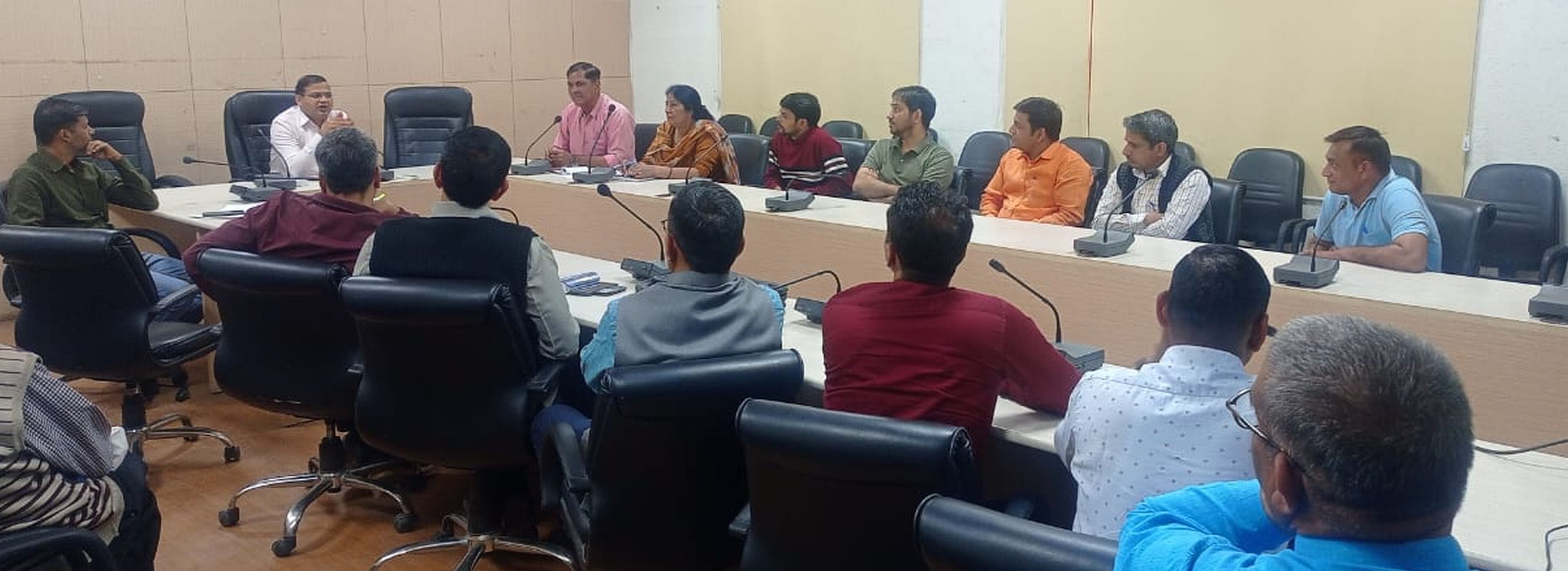 दादरी में टीमों को चुनाव आयोग के निर्देशों की जानकारी देते एसडीएम नवीन कुमार। दादरी में टीमों को चुनाव आयोग के निर्देशों की जानकारी देते एसडीएम नवीन कुमार।