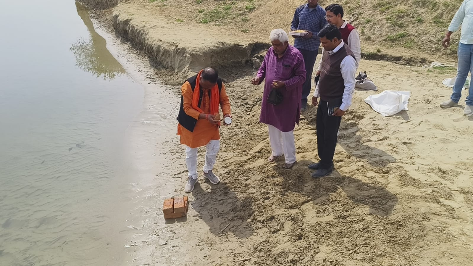 धार्मिक स्थल पर कायोZ का शुभारंभ करते विघायक पुत्र ऋतुराज पासवान । स्रोत - ग्रामीण