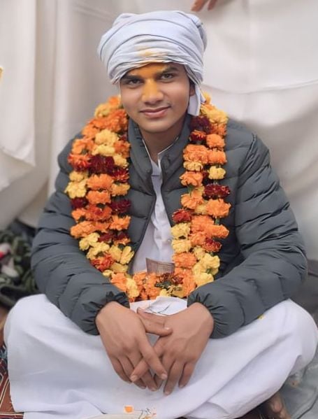 बाबा मोहन दास व उनके गुरु रामरतन दास की प्रतिमा।