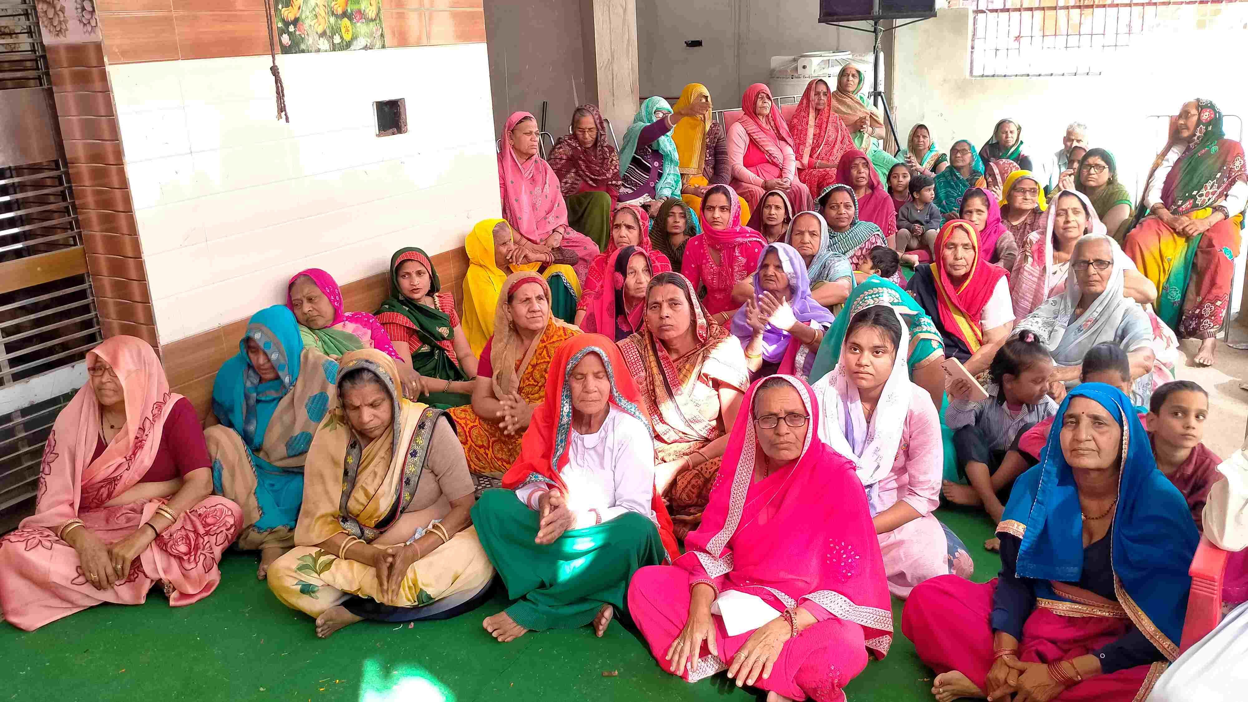 फोटो संख्या:64- श्रीमद्देवी भागवत कथा में कथा सुनाते कथावाचक पंडित हेमराज भारद्वाज--स्रोत संवाद