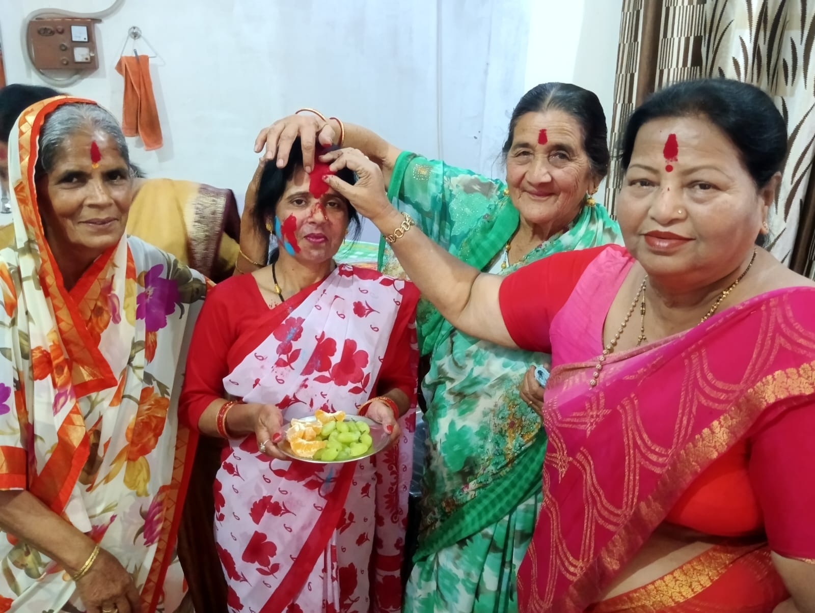होली पर्व को लेकर शहर की स्टेशन रोड पर सजी एक दुकान पर रखी पिचकारियां और गुलाल व रंग । संवाद होली पर्व को लेकर शहर की स्टेशन रोड पर सजी एक दुकान पर रखी पिचकारियां और गुलाल व रंग । संवाद