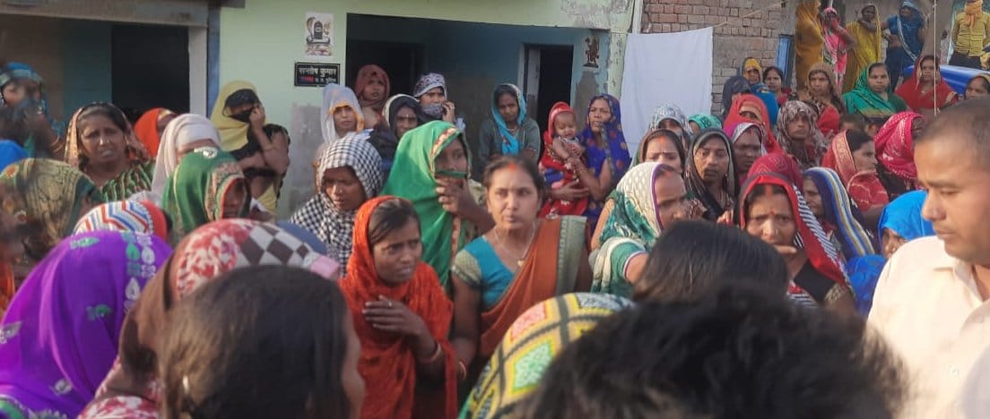 महेशगंज थाना क्षेत्र के कांधांपुर गांव में चोरी के बाद छत पर पड़ा बाक्स। सोशल मीडिया महेशगंज थाना क्षेत्र के कांधांपुर गांव में चोरी के बाद छत पर पड़ा बाक्स। सोशल मीडिया