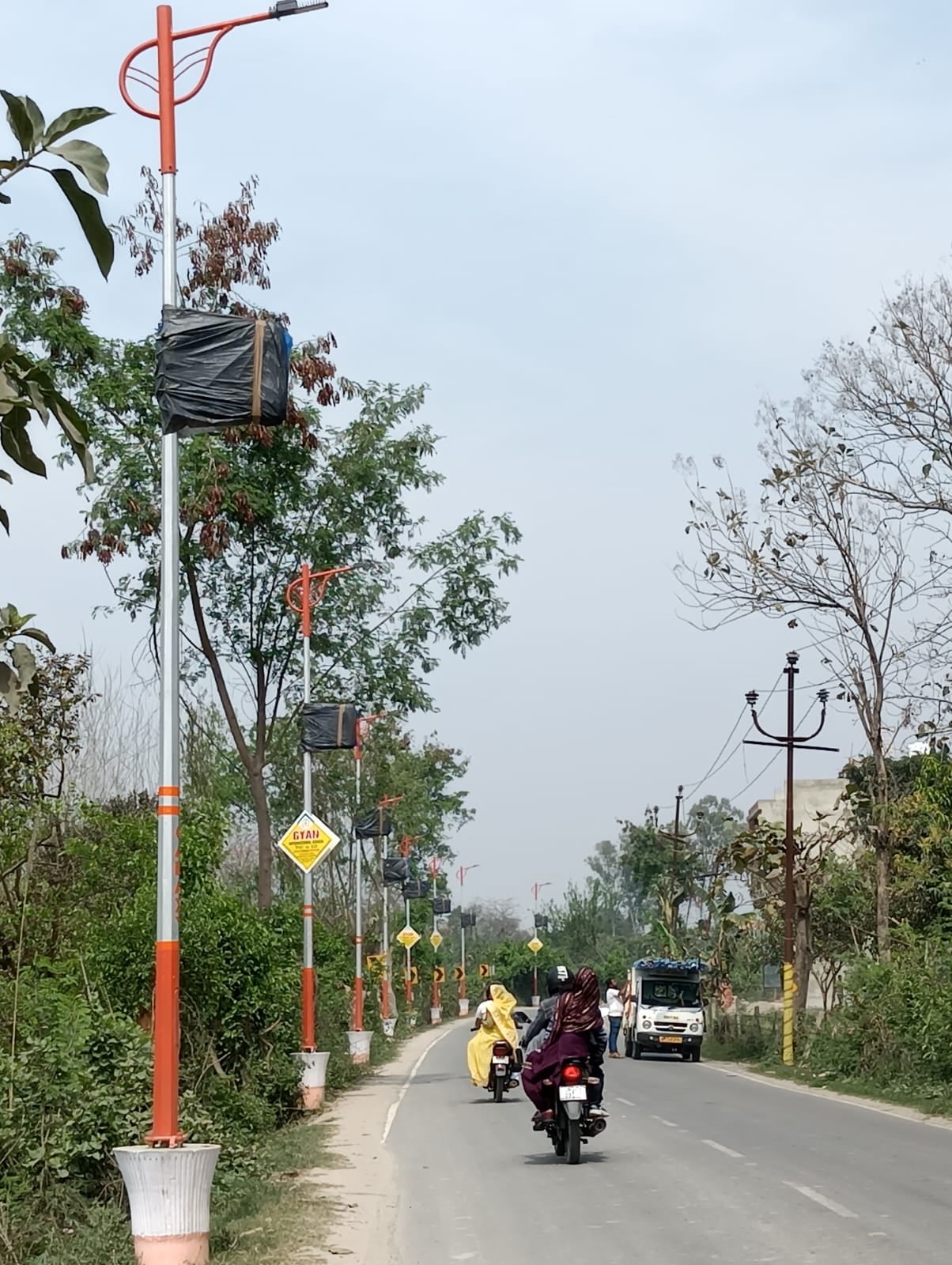 ओवरब्रिज की दीवार पर लिखी प्रचार सामग्री को मिटाता कर्मी । संवाद ओवरब्रिज की दीवार पर लिखी प्रचार सामग्री को मिटाता कर्मी । संवाद