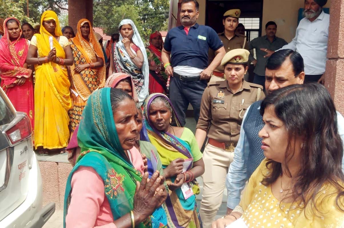 पुवायां में बाईपास पर प्रदर्शन करती आनंदपुर की महिलाएं। संवाद
