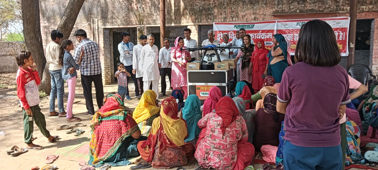 रेवाड़ी। कोसली में आयोजित कार्यक्रम में जुटी महिलाएं। स्त्रोत : ग्रामीण