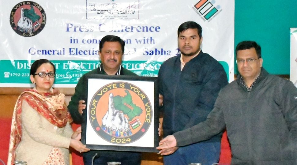 सोलन में पत्रकार वार्ता को संबोधित करते उपायुक्त मनमोहन शर्मा। संवाद