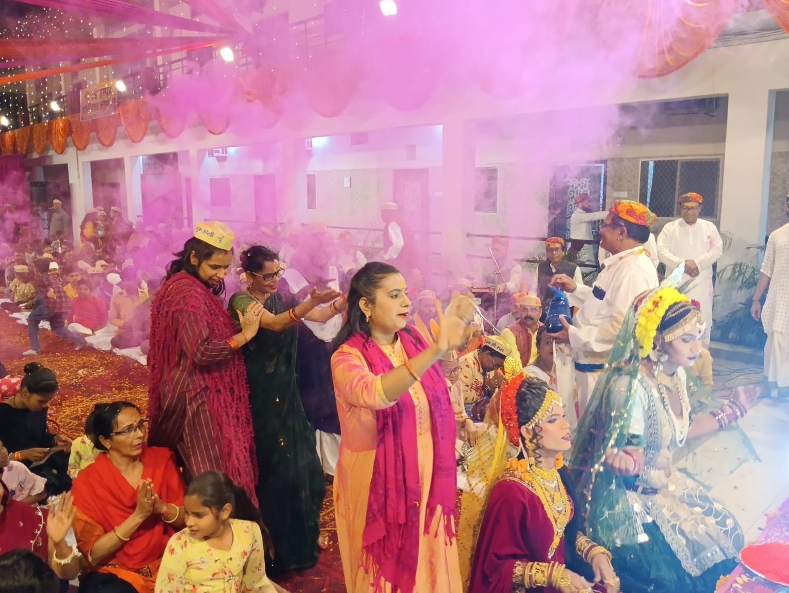 शहर की अग्रवाल सभा में आयोजित श्री देवी संपद संकीर्तन मंडल के कार्यक्रम में भजनो पर झूमते लोग ।