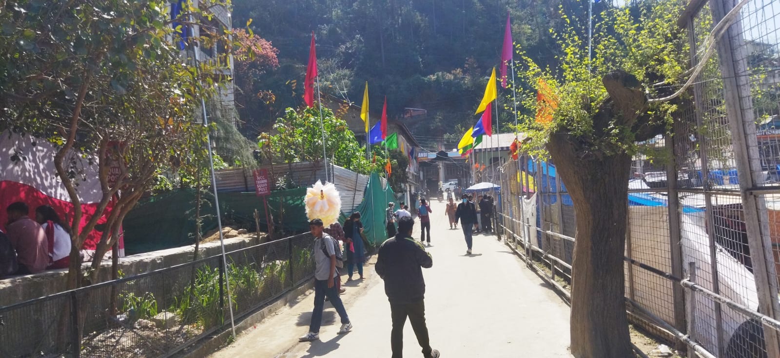 वल्लभ डिग्री कॉलेज के पास कॉटन कैंडी बेचने के लिए घूमता युवक। संवाद वल्लभ डिग्री कॉलेज के पास कॉटन कैंडी बेचने के लिए घूमता युवक। संवाद