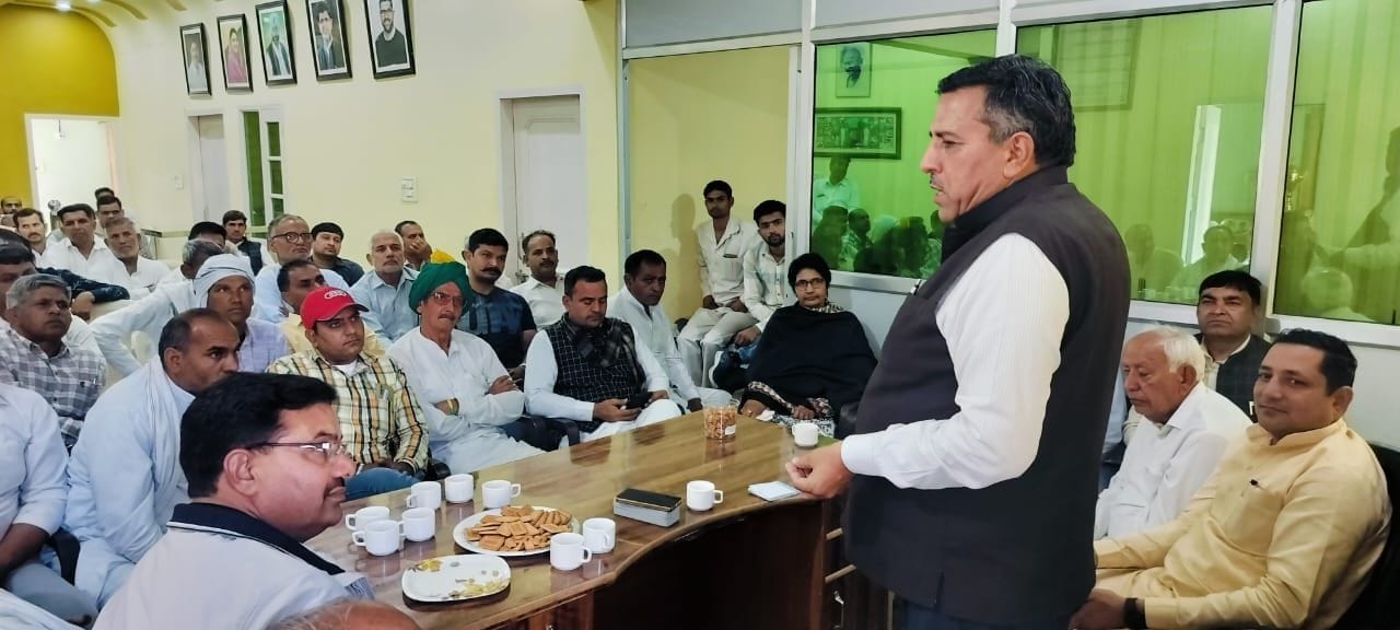 17जेएनडी24: जजपा कार्यकर्ताओं को संबोधित करते हुए जिला प्रधान कृष्ण राठी। 17जेएनडी24: जजपा कार्यकर्ताओं को संबोधित करते हुए जिला प्रधान कृष्ण राठी।