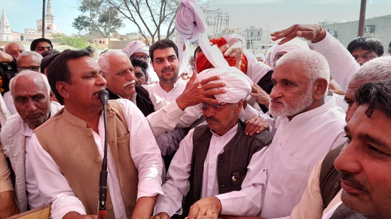 17जेएनडी33-पगड़ी बांधकर रघुबीर नैन को सर्वसम्मति से खाप प्रधान चुनते हुए। संवाद