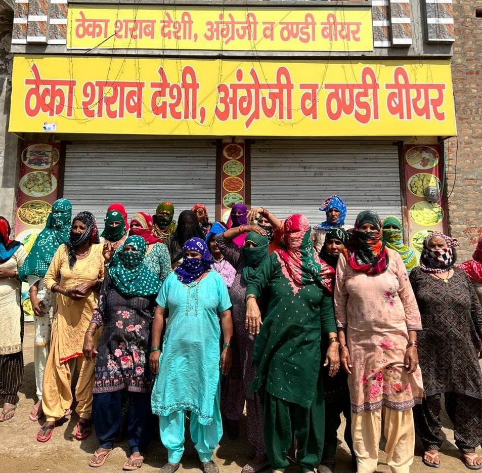17जेएनडी41: शराब के ठेके के सामने विरोध जताती महिलाएं। संवाद 17जेएनडी41: शराब के ठेके के सामने विरोध जताती महिलाएं। संवाद