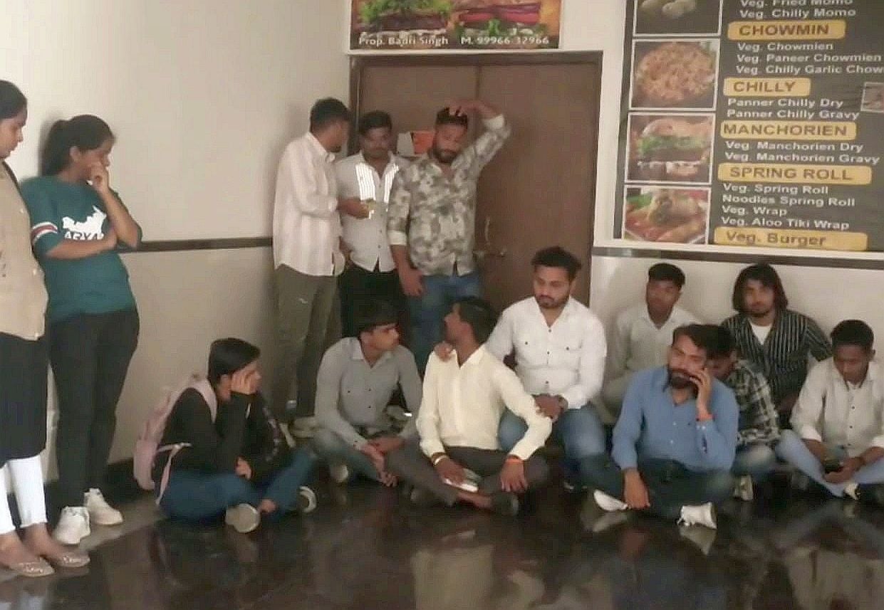 18जेएनडी15: विश्वविद्यालय की कैंटीन पर ताला जड़ कर रोष जताते हुए एबीवीपी कार्यकर्ता। स्रोत संगठ 18जेएनडी15: विश्वविद्यालय की कैंटीन पर ताला जड़ कर रोष जताते हुए एबीवीपी कार्यकर्ता। स्रोत संगठ
