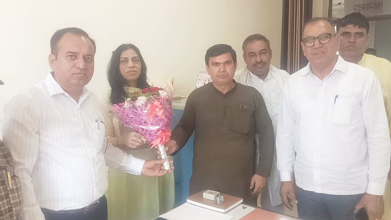 18जेएनडी16: तहसील कार्यालय में शालिनी लाठर का स्वागत करते गणमान्य लोग। संवाद 18जेएनडी16: तहसील कार्यालय में शालिनी लाठर का स्वागत करते गणमान्य लोग। संवाद
