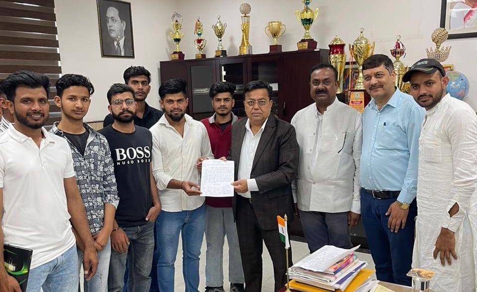 18जेएनडी18-सीआरएसयू कुलपति डॉ. रणपाल सिंह को ज्ञापन सौंपते छात्र संगठन सदस्य। स्रोत संगठन 18जेएनडी18-सीआरएसयू कुलपति डॉ. रणपाल सिंह को ज्ञापन सौंपते छात्र संगठन सदस्य। स्रोत संगठन