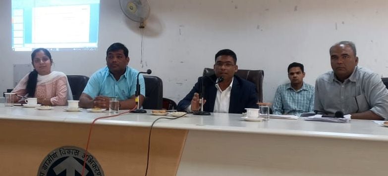 18जेएनडी23-लोकसभा चुनाव को लेकर डीआरडीए हाल में एफएसटी और एसएसटी को प्रशिक्षण देते हुए। संवाद 18जेएनडी23-लोकसभा चुनाव को लेकर डीआरडीए हाल में एफएसटी और एसएसटी को प्रशिक्षण देते हुए। संवाद