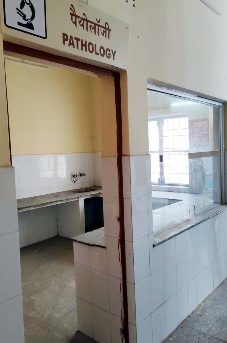 गांव कैमहारिया पीएचसी पर लगे आरोग्य मेले में बैठे डॉक्टर और मरीज। संवाद