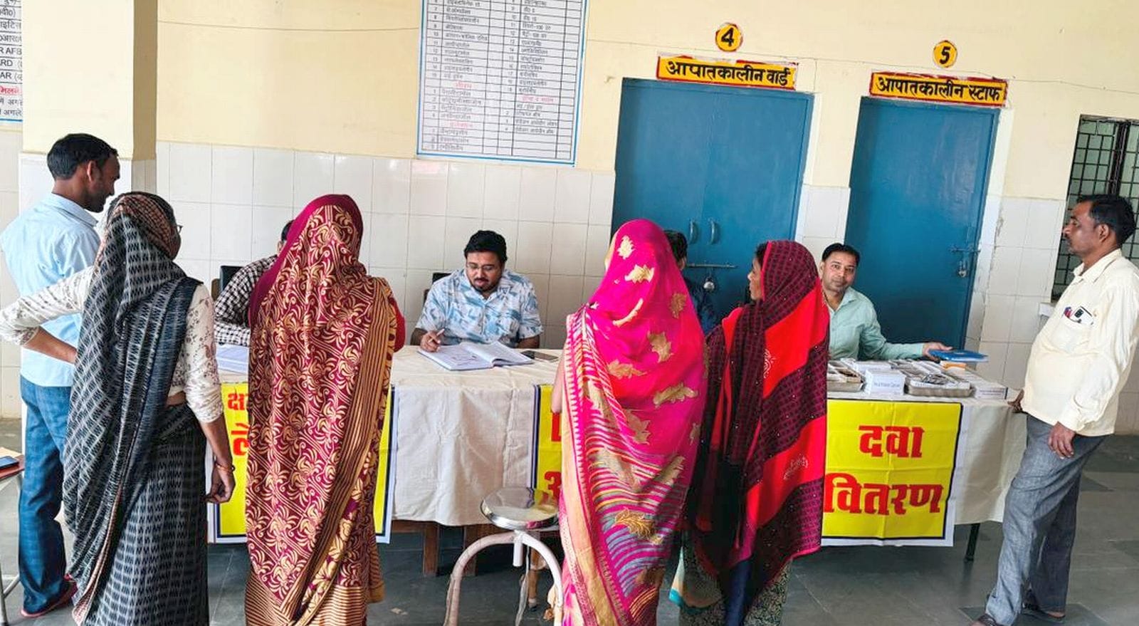 कछला में स्थित प्राथमिक स्वास्थ्य केंद्र पर लगा ताला। संवाद