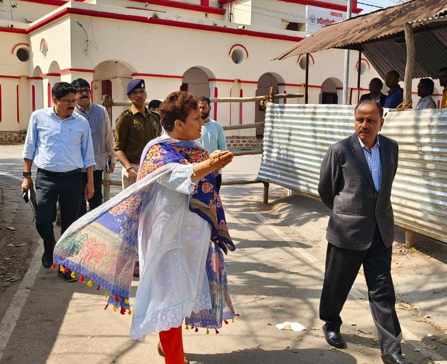 कलेक्ट्रेट गेट के पास की गई बेरीकेंटिग । संवाद