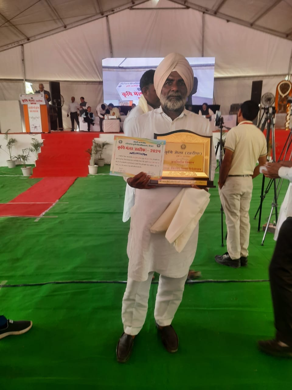 प्रगतिशील महिला किसान सुधा बंसल को  सम्मानित करते अधिकारी। स्वयं