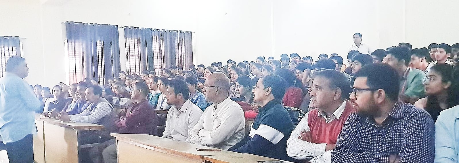 रेवाड़ी। केएलपी कॉलेज में आयोजित सेमिनार में विद्यार्थियों को संबोधित करते वक्ता। स्रोत: स्वय रेवाड़ी। केएलपी कॉलेज में आयोजित सेमिनार में विद्यार्थियों को संबोधित करते वक्ता। स्रोत: स्वय