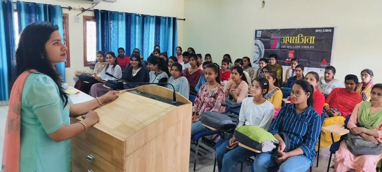 19जेएनडी22:अपराजिता कार्यक्रम में छात्राओं को जागरूक करती प्राध्यापिका। संवाद। 19जेएनडी22:अपराजिता कार्यक्रम में छात्राओं को जागरूक करती प्राध्यापिका। संवाद।