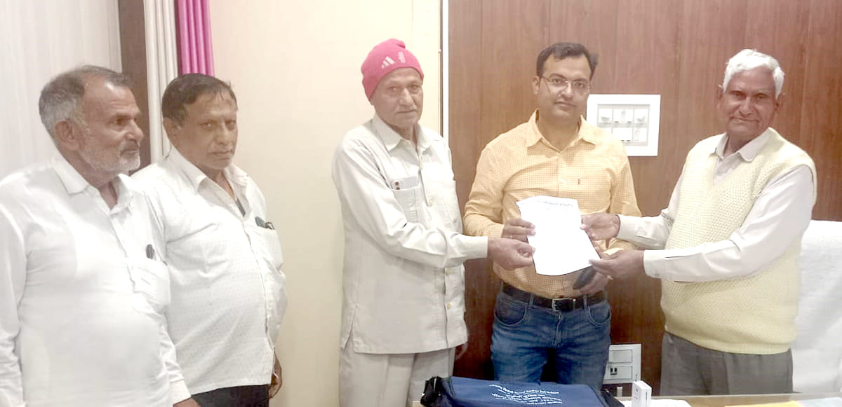 19जेएनडी36: कार्यकारी अभियंता को ज्ञापन सौंपते हुए पेंशनरर्ज। संवाद