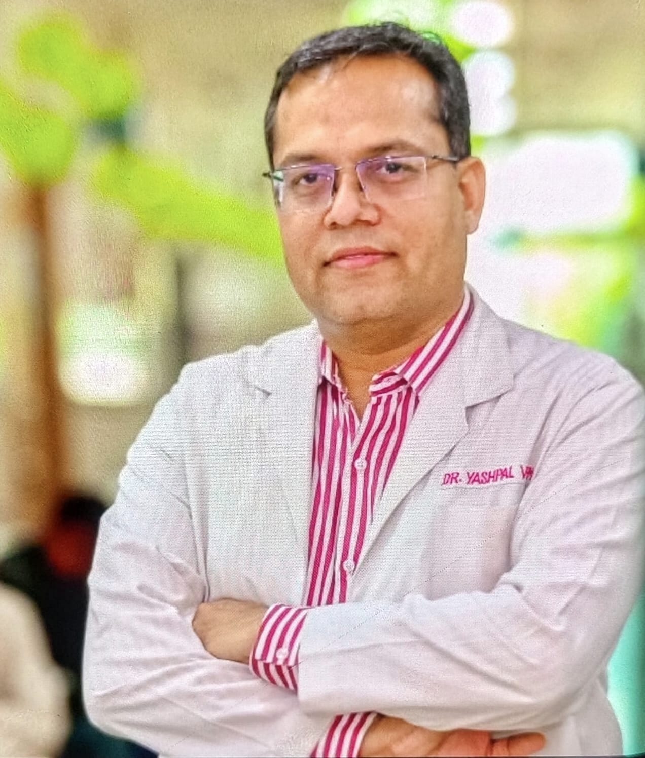 छावनी नागरिक अस्पताल की पैथोलॉजी लैब में दिल्ली की टीम जानकारी देती हुई: संवाद