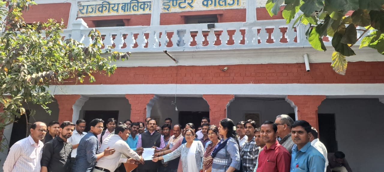 ड्रमड राजकीय इंटर कॉलेज मूल्यांकन केंद्र परिसर में विरोध जताते परीक्षक । स्रोत - शिक्षक ड्रमड राजकीय इंटर कॉलेज मूल्यांकन केंद्र परिसर में विरोध जताते परीक्षक । स्रोत - शिक्षक