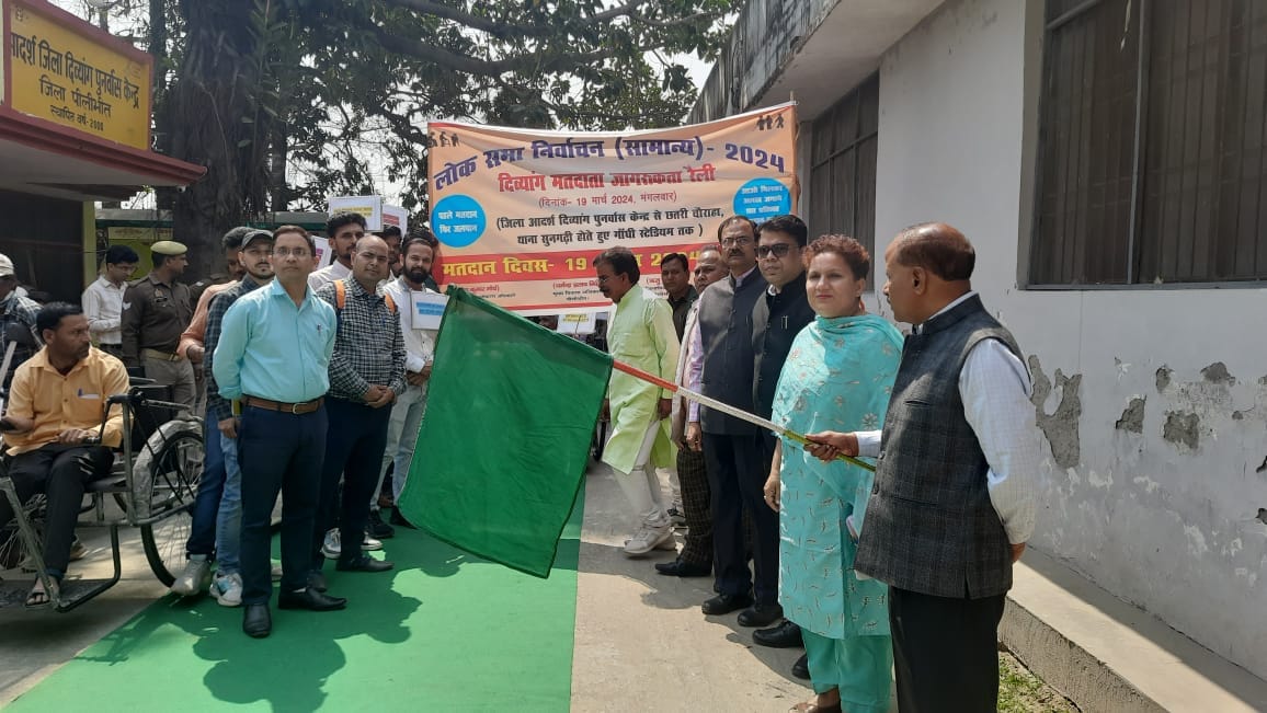 एनसीसी कैडेट्स को मेडल पहनाते तहसीलदार । स्रोत - महाविद्यालय