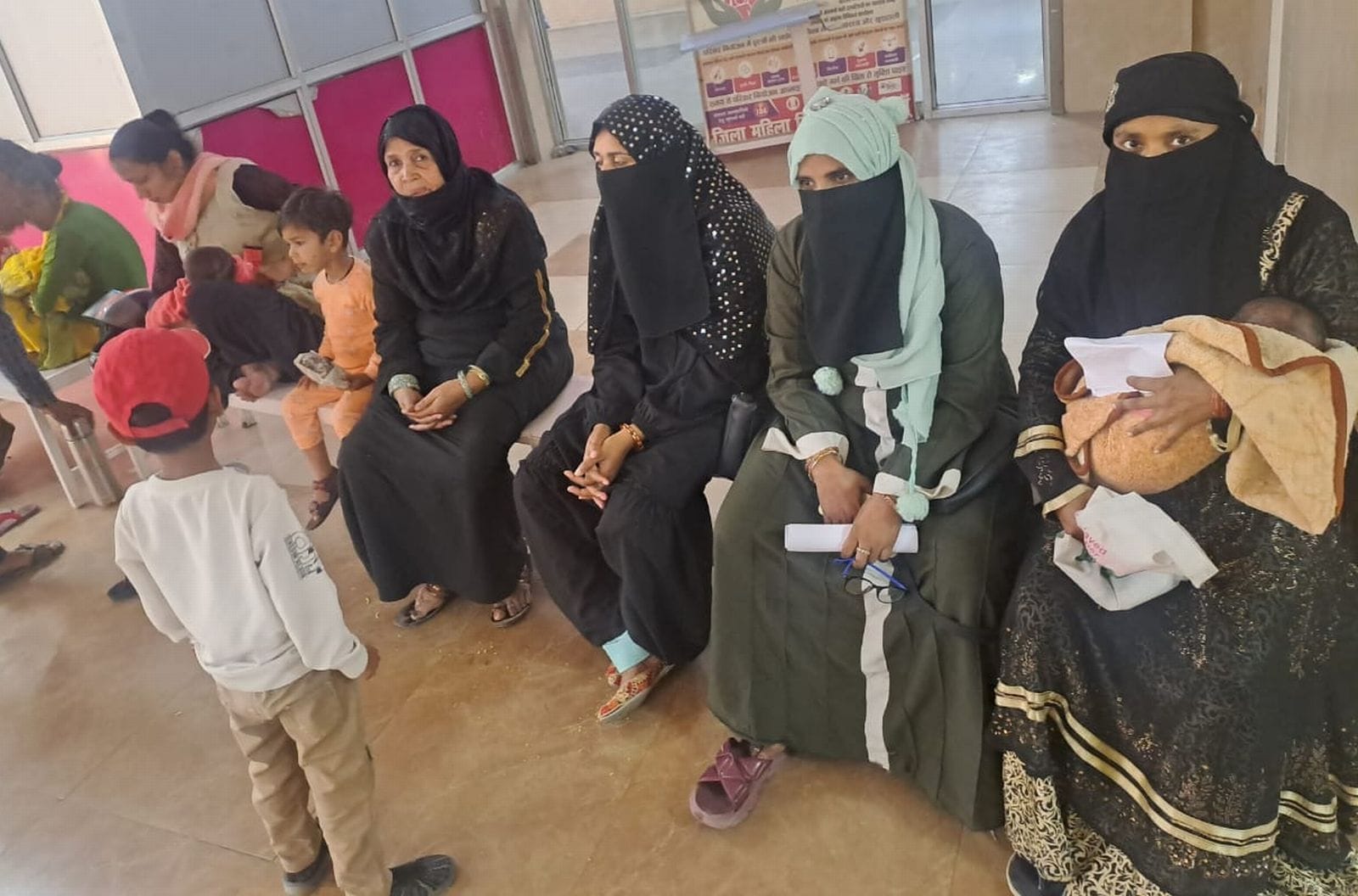 जिला महिला अस्पताल में खाली पड़ी डाॅक्टर की कुर्सी। संवाद