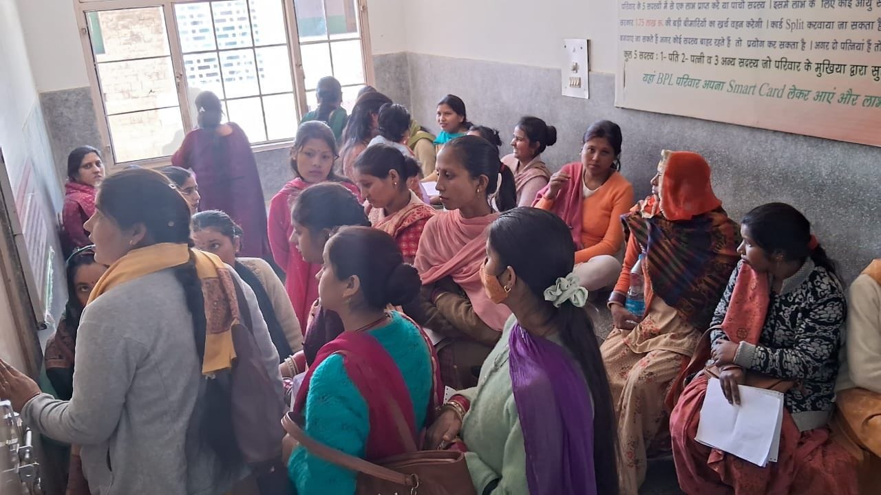 नागरिक अस्पताल जोगिंद्रनगर में सस्ती दवा की दुकान पर दवाई खरीदते हुए तीमारदार। संवाद नागरिक अस्पताल जोगिंद्रनगर में सस्ती दवा की दुकान पर दवाई खरीदते हुए तीमारदार। संवाद