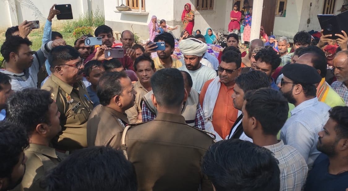 सांगीपुर थाना क्षेत्र के लखहरा में एसटीएफ की हिरासत में मृत अजय के घर जुटी भीड़। संवाद