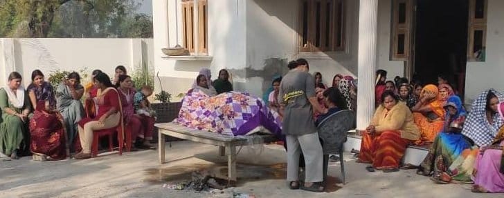 सांगीपुर थाना क्षेत्र के लखहरा में एसटीएफ की हिरासत में मृत अजय के घर जुटी भीड़। संवाद