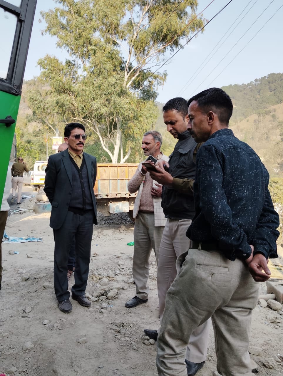 समय सारणी को लेकर हुए विवाद केचलते पाधरू में खडी सरकारी व निजी बस समय सारणी को लेकर हुए विवाद केचलते पाधरू में खडी सरकारी व निजी बस