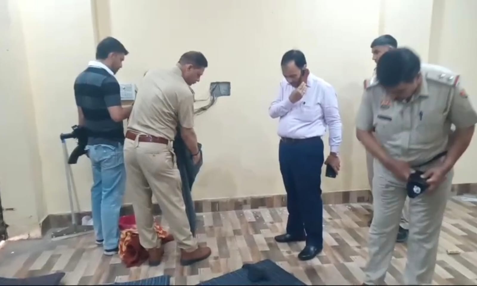 सर्राफा कारोबारी की दुकान में चोरी के बाद पुलिस जांच करती हुई: संवाद सर्राफा कारोबारी की दुकान में चोरी के बाद पुलिस जांच करती हुई: संवाद