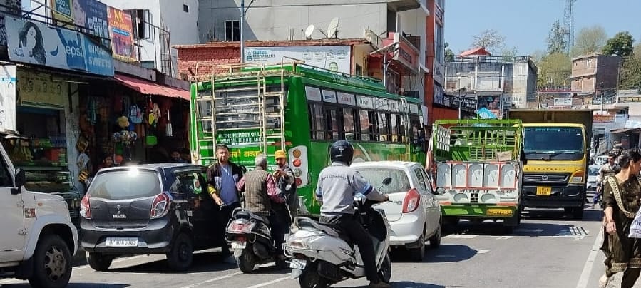 ऊना में मालवाहक वाहनों में सवार यात्री ।संवाद