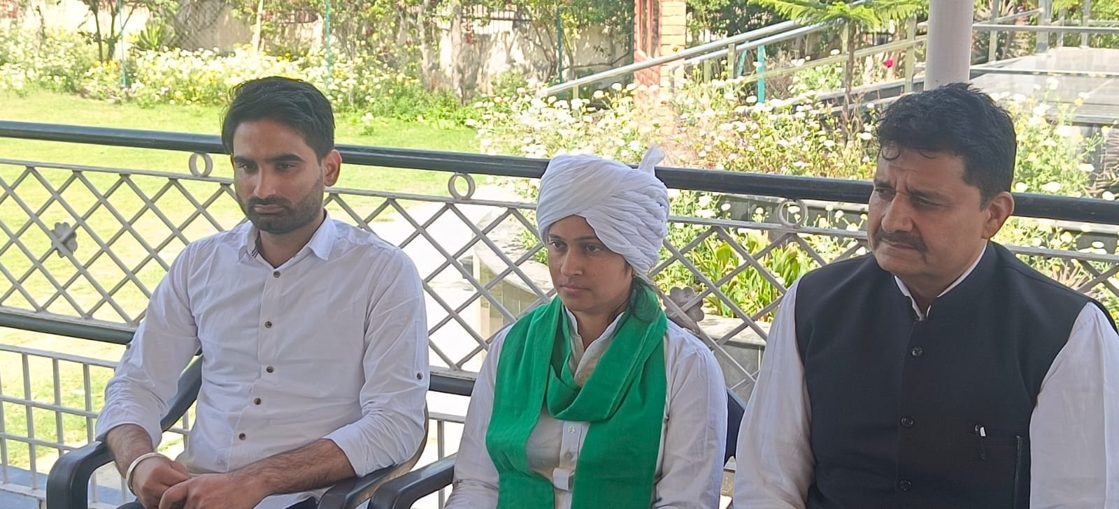 19जेएनडी04 : जाट धर्मशाला में पत्रकारों से बातचीत करते प्रियंका खरकरामजी व अन्य लोग। संवाद 19जेएनडी04 : जाट धर्मशाला में पत्रकारों से बातचीत करते प्रियंका खरकरामजी व अन्य लोग। संवाद