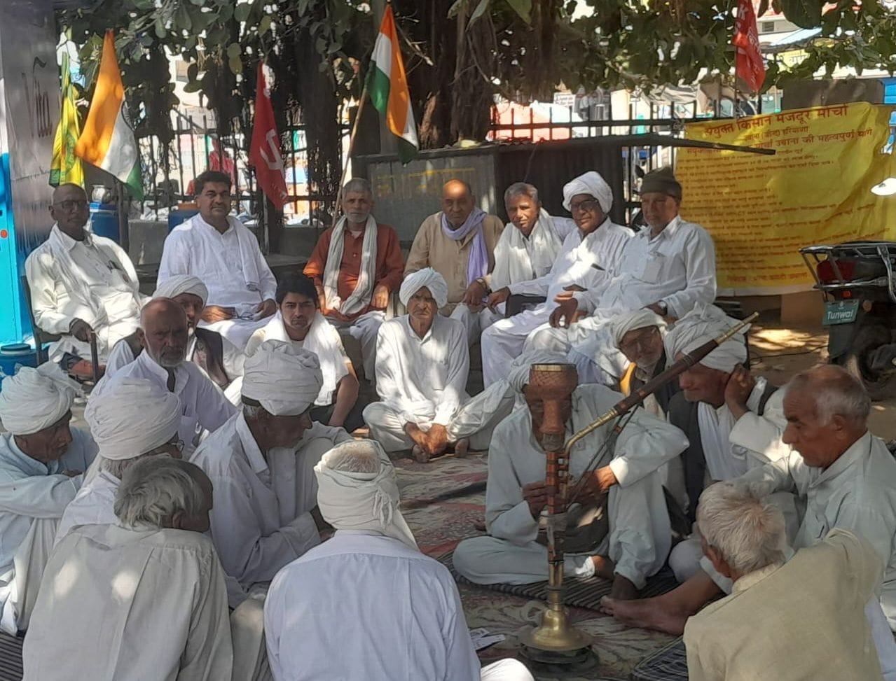 19जेएनडी28-उचाना में धरनास्थल पर बैठे संयुक्त किसान मोर्चा सदस्य। संवाद 19जेएनडी28-उचाना में धरनास्थल पर बैठे संयुक्त किसान मोर्चा सदस्य। संवाद