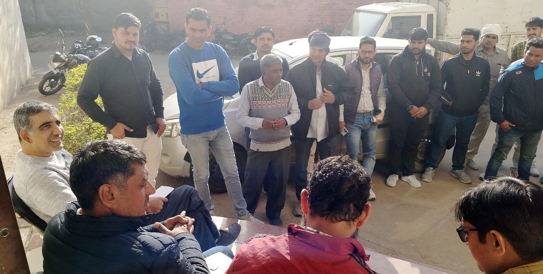19जेएनडी32: कर्मचारियों को रिक्वरी के लिए निर्देशित करते हुए उपमंडल अधिकारी अशोक कुमार। संवाद 19जेएनडी32: कर्मचारियों को रिक्वरी के लिए निर्देशित करते हुए उपमंडल अधिकारी अशोक कुमार। संवाद